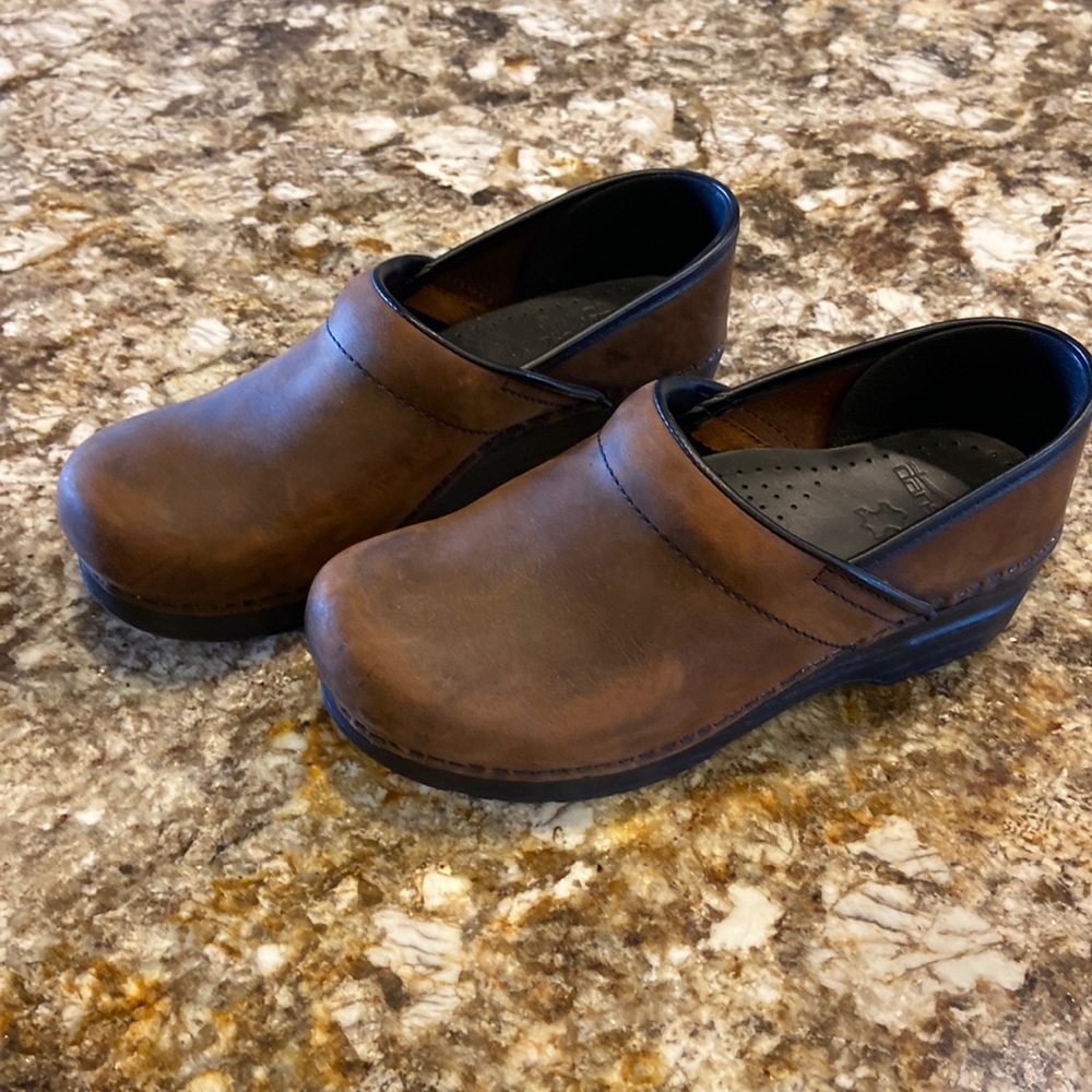 Dansko  brushed oiled brown clogs. Rough leather Size 8